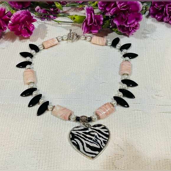 Zebra Heart Pearl Pink Black Pendant Toggle Clasp Chunky Necklace 18” - Picture 5 of 5